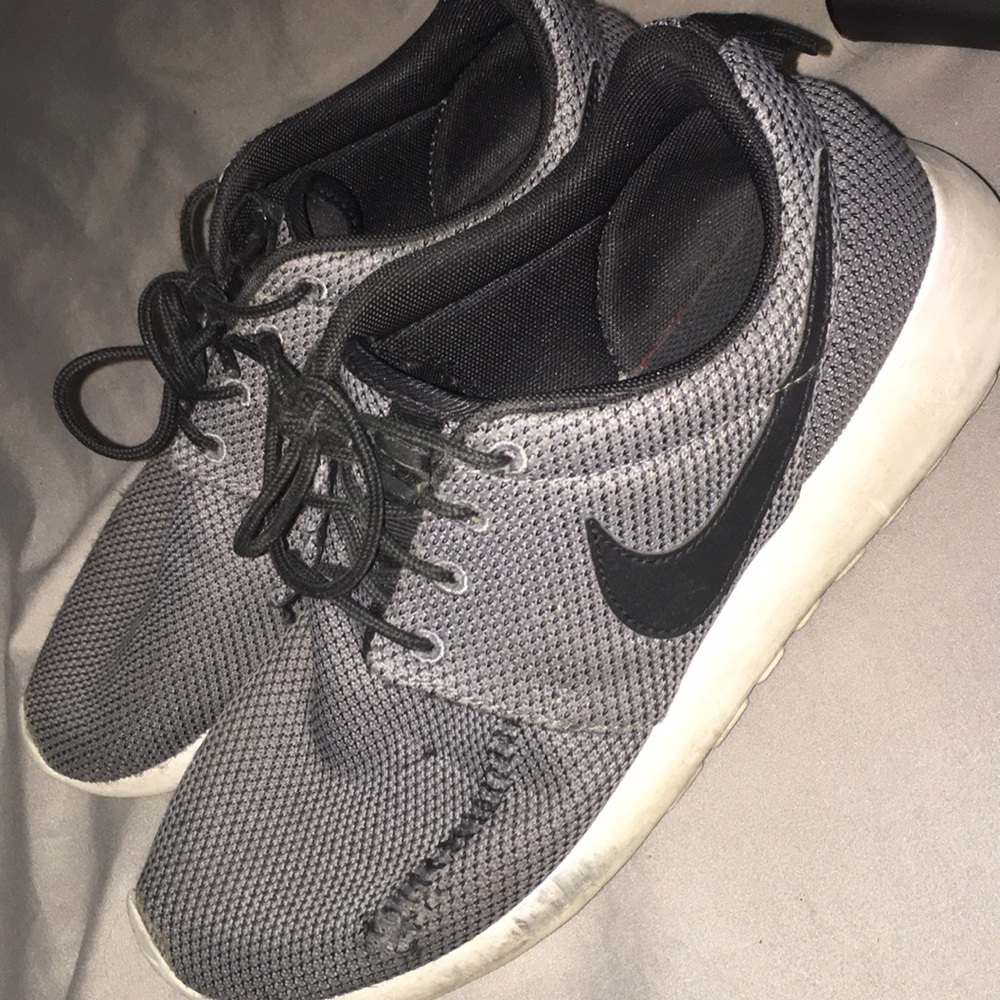 NIKE GRAY ROSHI RUNS - Picture 2 of 4